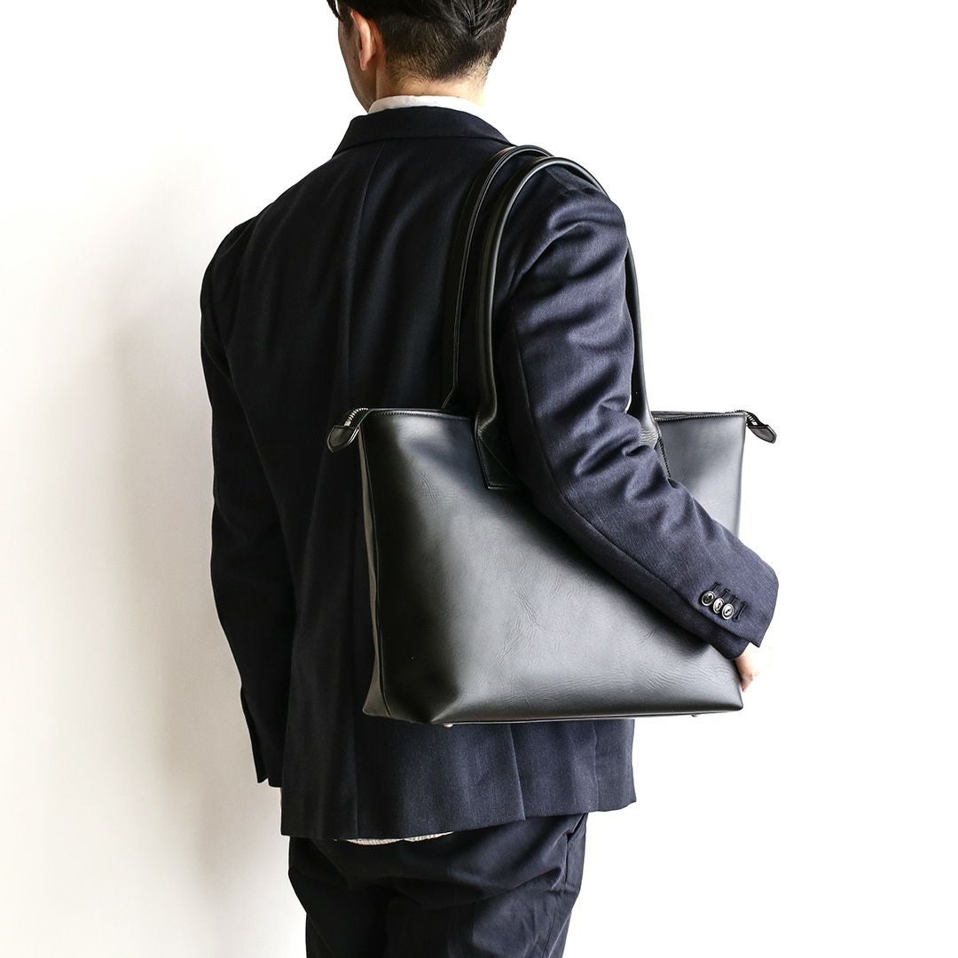 NENKE（ネンケ）レザートート ブラック 男性モデル着用 肩掛け