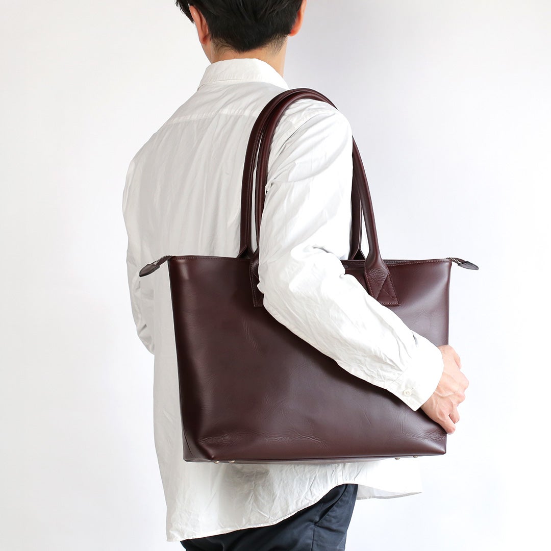 NENKE（ネンケ）レザートート ダークブラウン 男性モデル着用 肩掛け