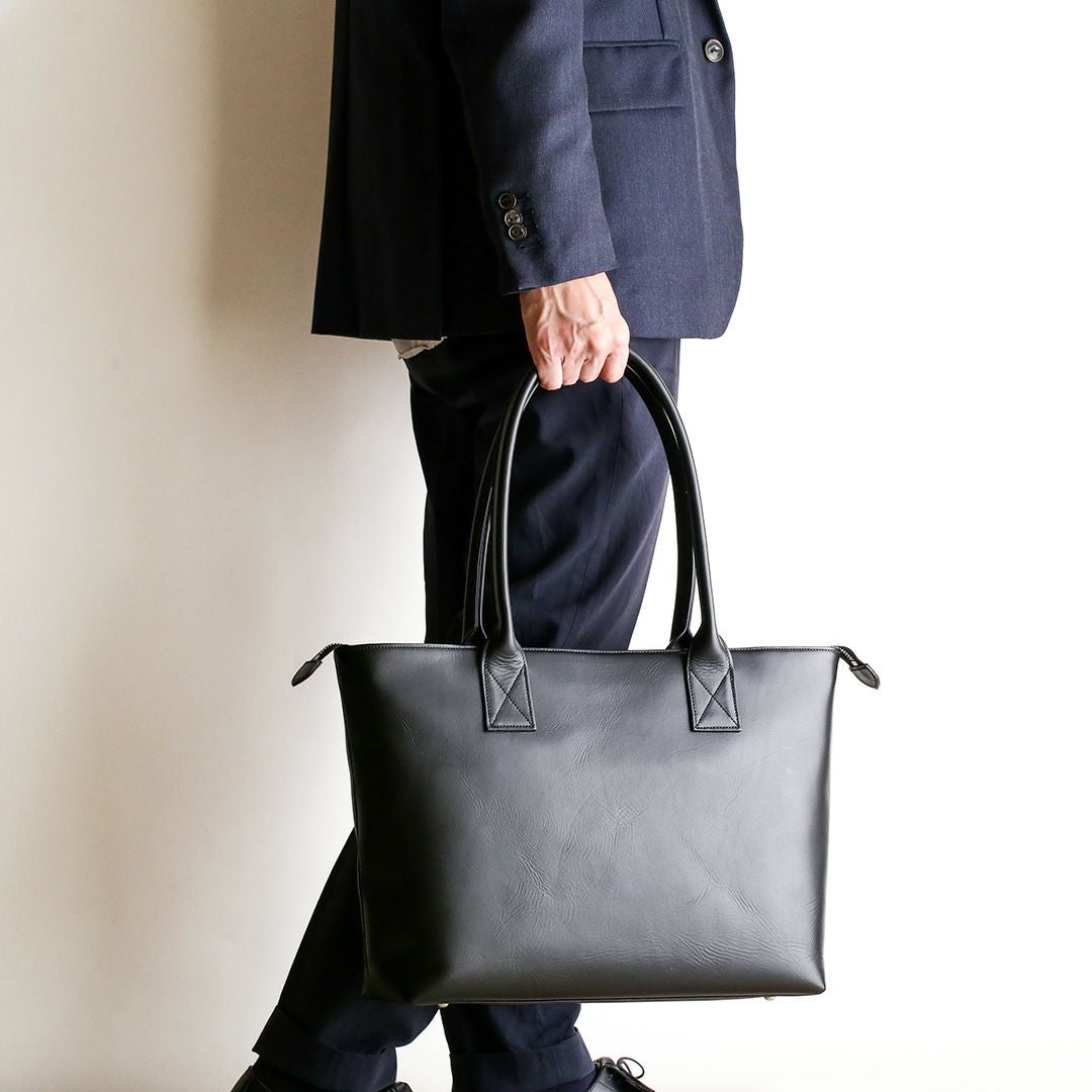 NENKE（ネンケ）レザートート ブラック 男性モデル着用 手持ち