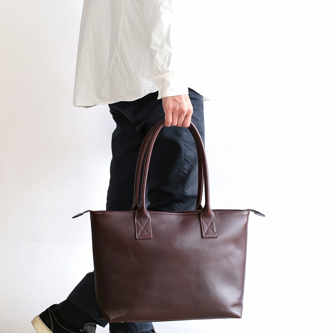 NENKE（ネンケ）レザートート ダークブラウン 男性モデル着用 手持ち