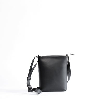 NENKE（ネンケ）レザーショルダーバッグ ブラック 全体