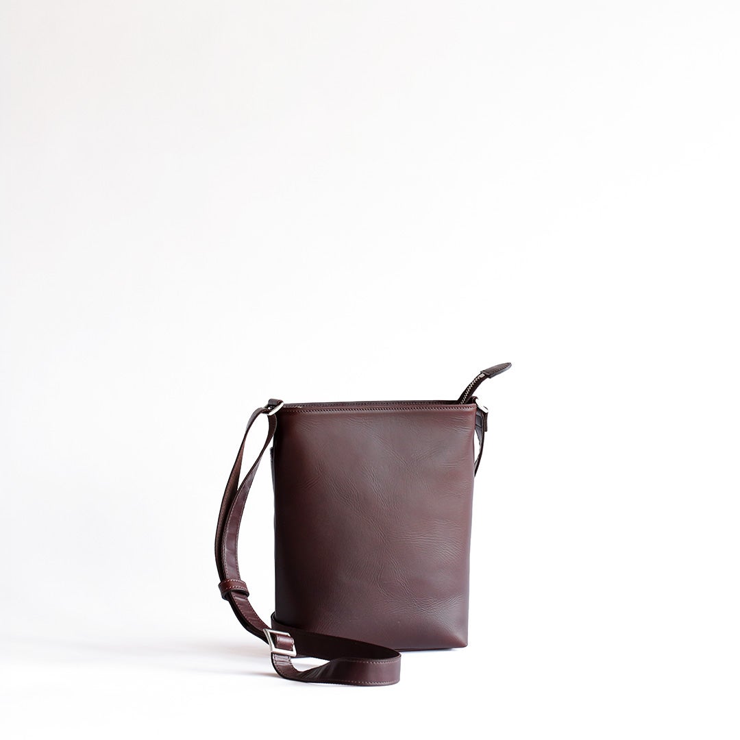 NENKE（ネンケ）レザーショルダーバッグ ダークブラウン　斜め