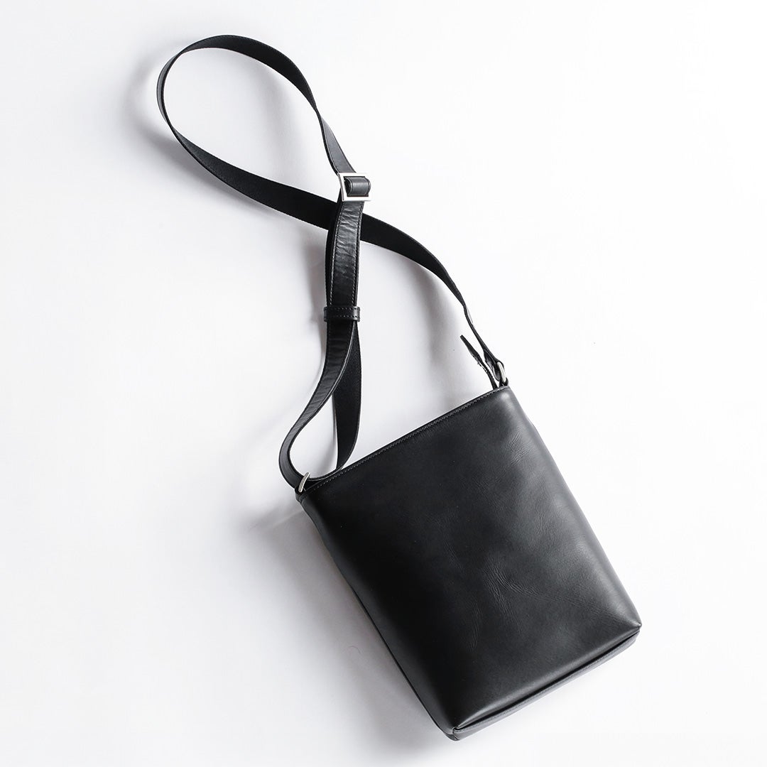 NENKE（ネンケ）レザーショルダーバッグ ブラック　全体  