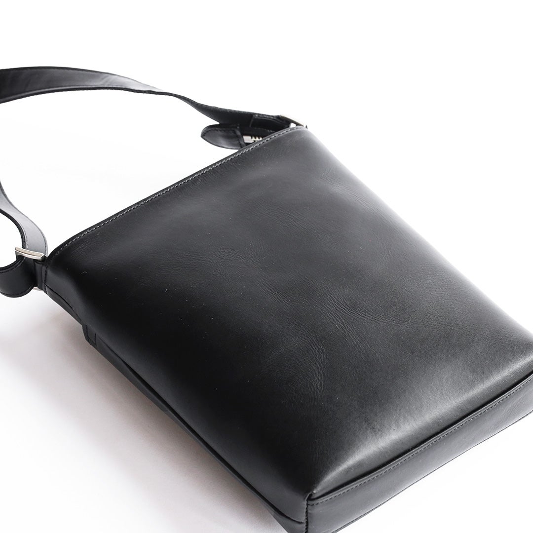 NENKE（ネンケ）レザーショルダーバッグ ブラック  革の質感