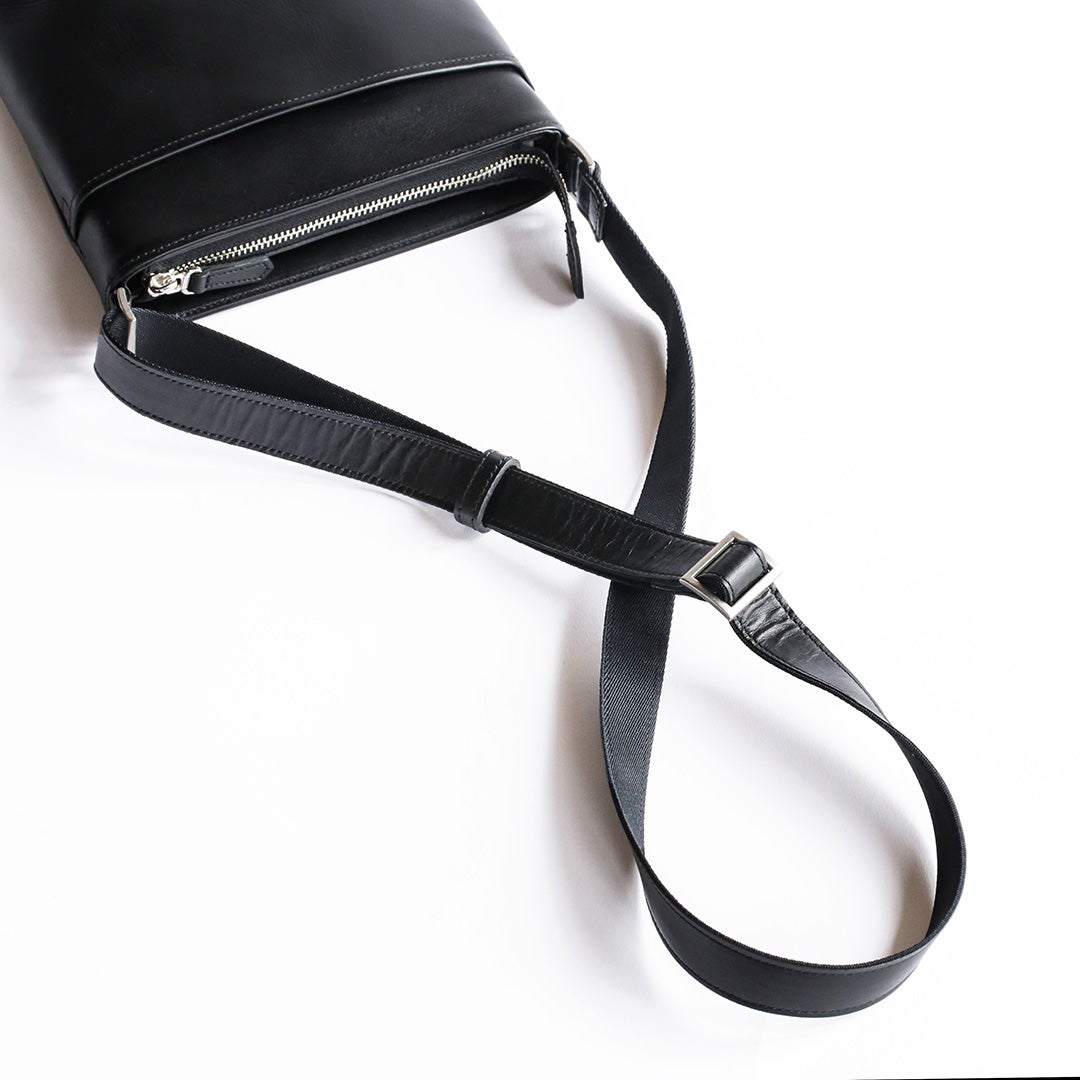 NENKE（ネンケ）レザーショルダーバッグ ブラック ショルダーベルト  