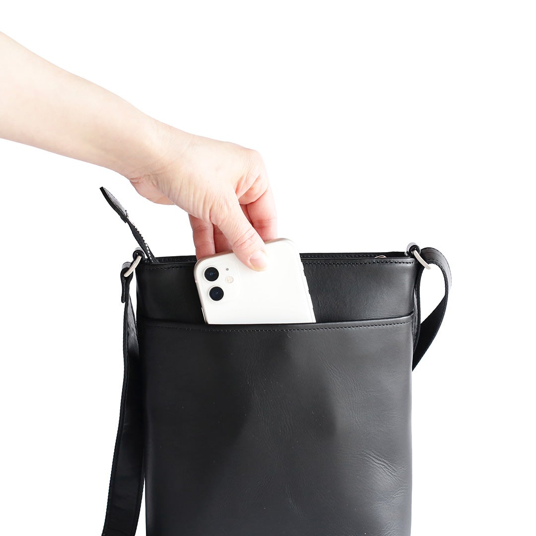 NENKE（ネンケ）レザーショルダーバッグ ブラック  背面のポケット