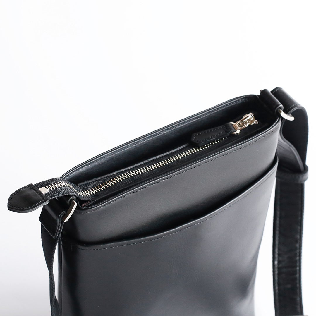 NENKE（ネンケ）レザーショルダーバッグ ブラック  メイン収納のファスナー開閉