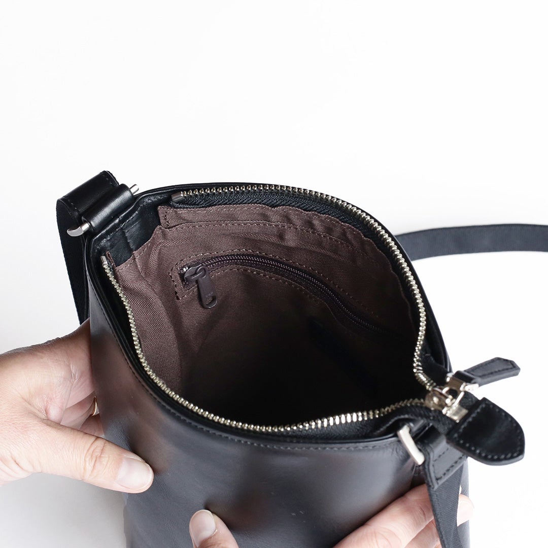 NENKE（ネンケ）レザーショルダーバッグ ブラック 内装のファスナーポケット