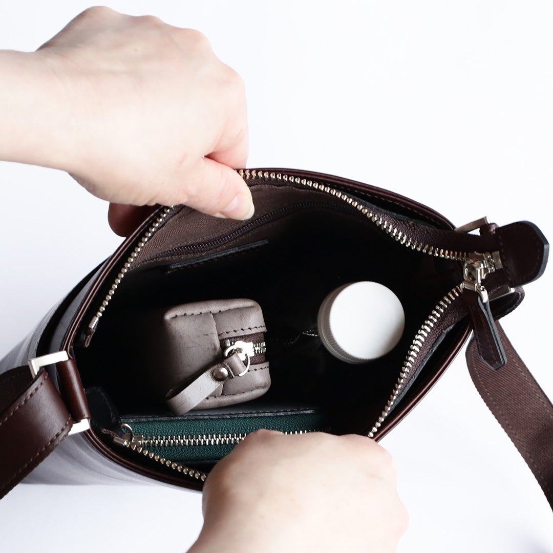 NENKE（ネンケ）レザーショルダーバッグ ダークブラウン  メイン収納へ荷物を収納