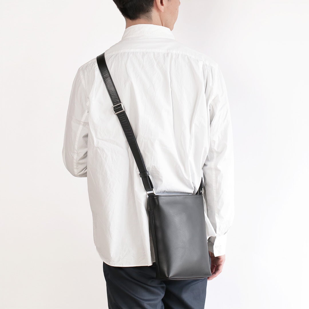 NENKE（ネンケ）レザーショルダーバッグ ブラック  男性モデル着用