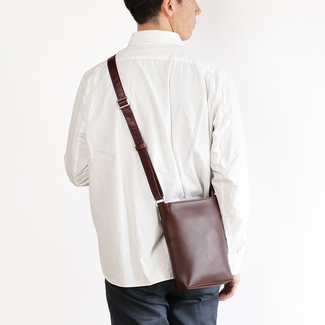 NENKE（ネンケ）レザーショルダーバッグ  ダークブラウン 男性モデル着用