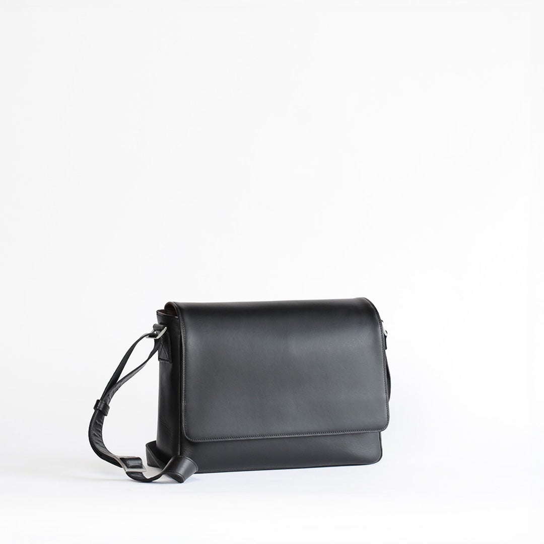 NENKE（ネンケ）フラップショルダーバッグ ブラック 斜め