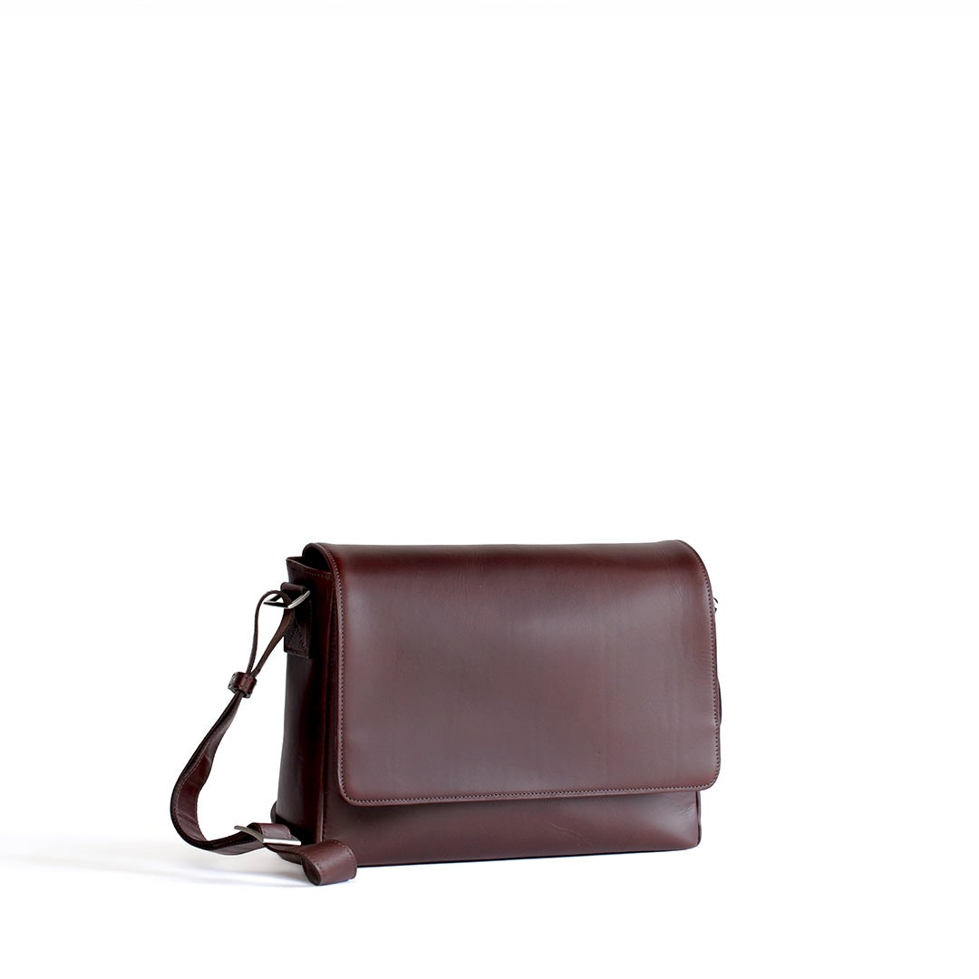 NENKE（ネンケ）フラップショルダーバッグ ダークブラウン 斜め