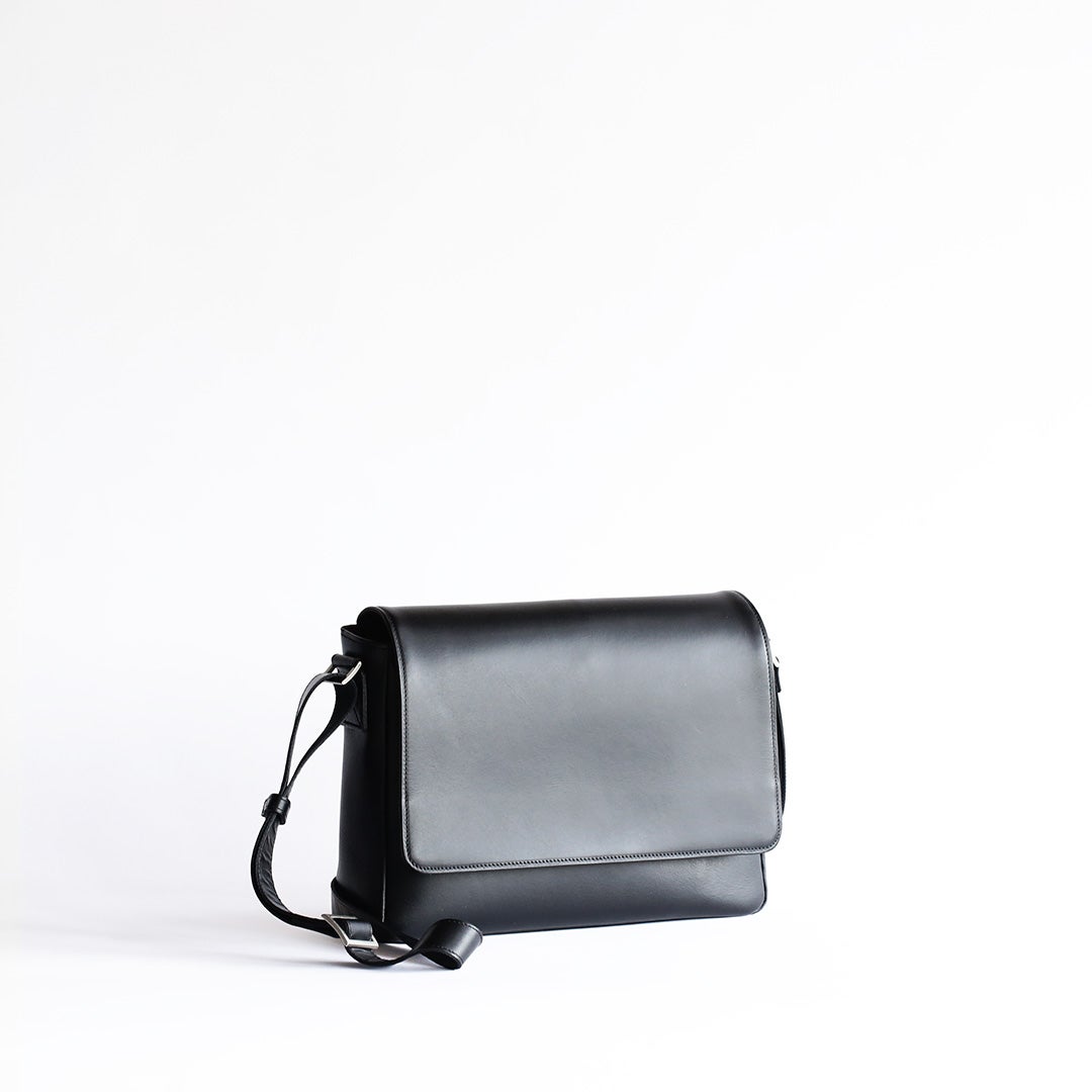 NENKE（ネンケ）フラップショルダーバッグ ブラック 斜め