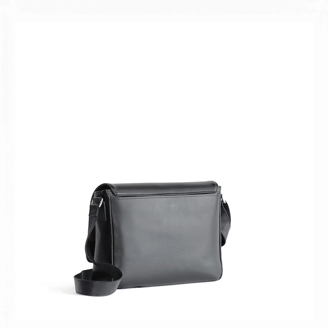 NENKE（ネンケ）フラップショルダーバッグ ブラック  背面