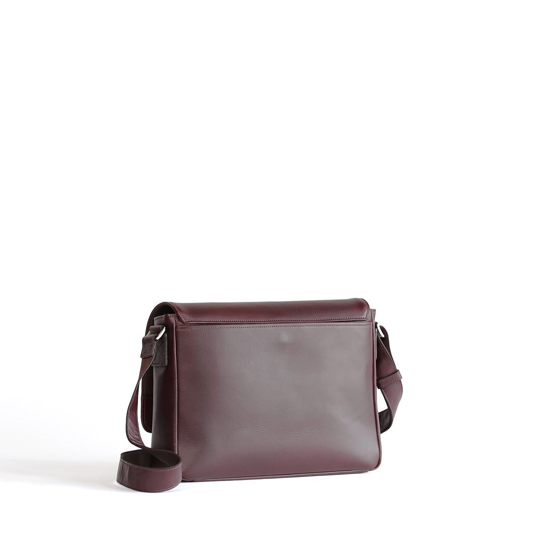 NENKE（ネンケ）フラップショルダーバッグ ダークブラウン  背面