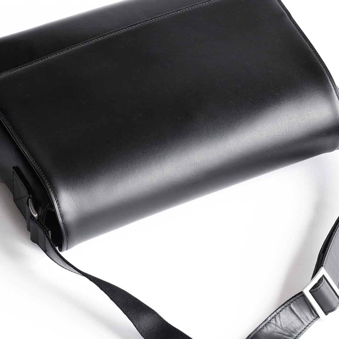 NENKE（ネンケ）フラップショルダーバッグ ブラック 革の質感