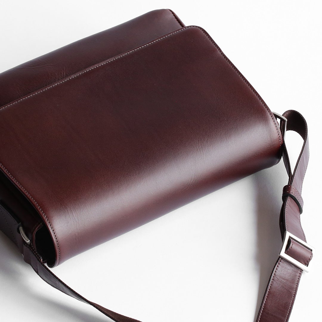 NENKE（ネンケ）フラップショルダーバッグ ダークブラウン 革の質感