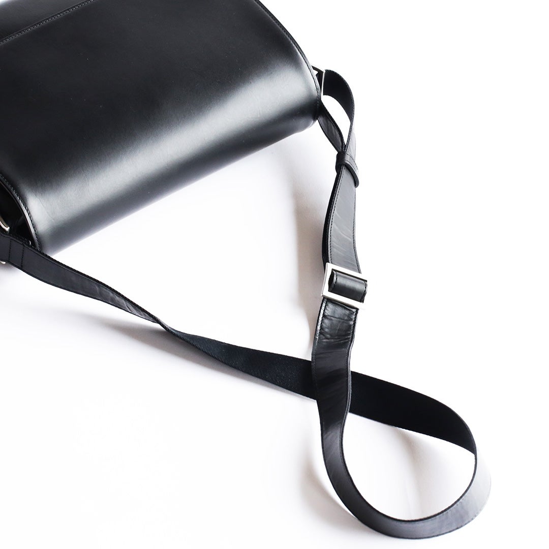 NENKE（ネンケ）フラップショルダーバッグ ブラック  ショルダーベルト