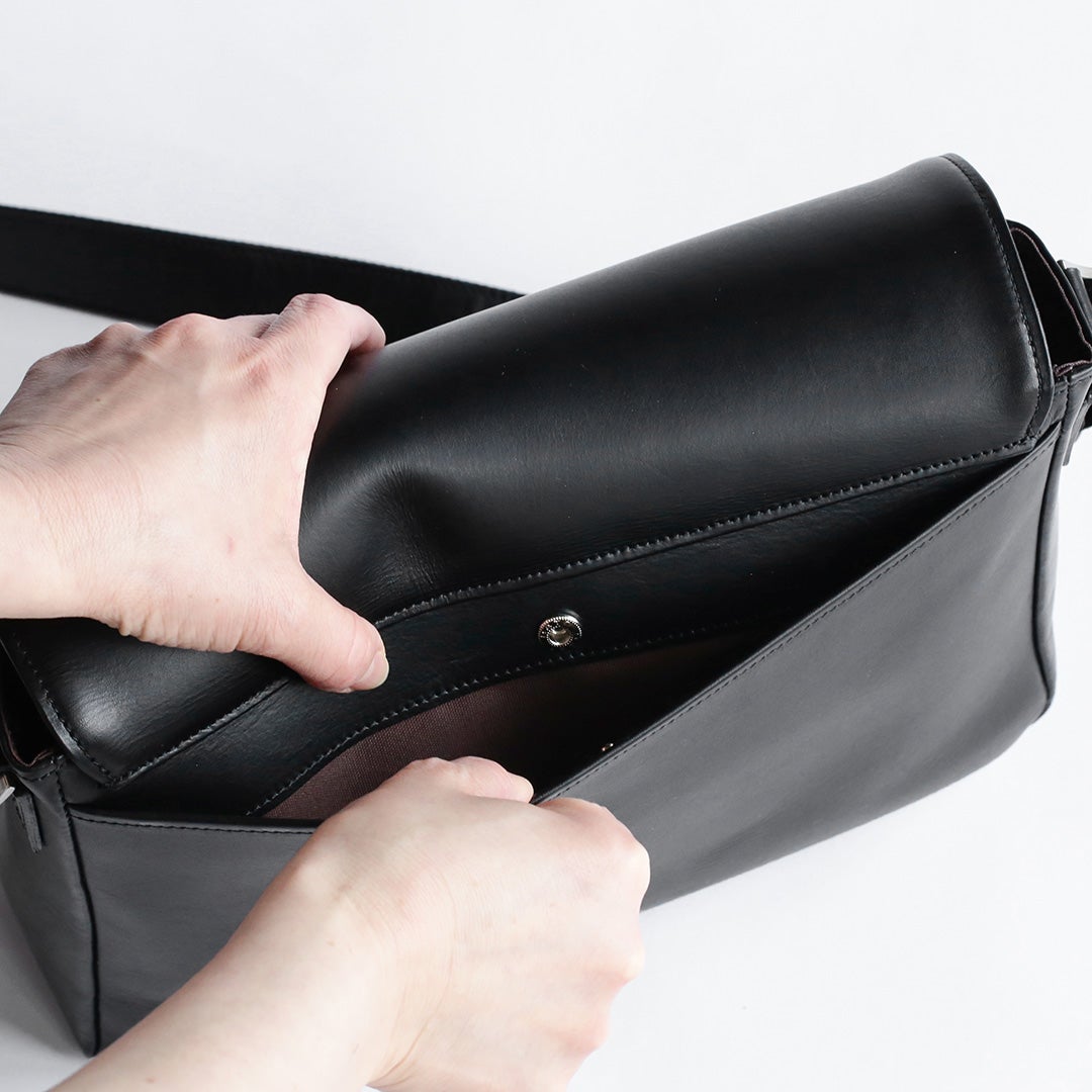 NENKE（ネンケ）フラップショルダーバッグ ブラック 背面のポケット