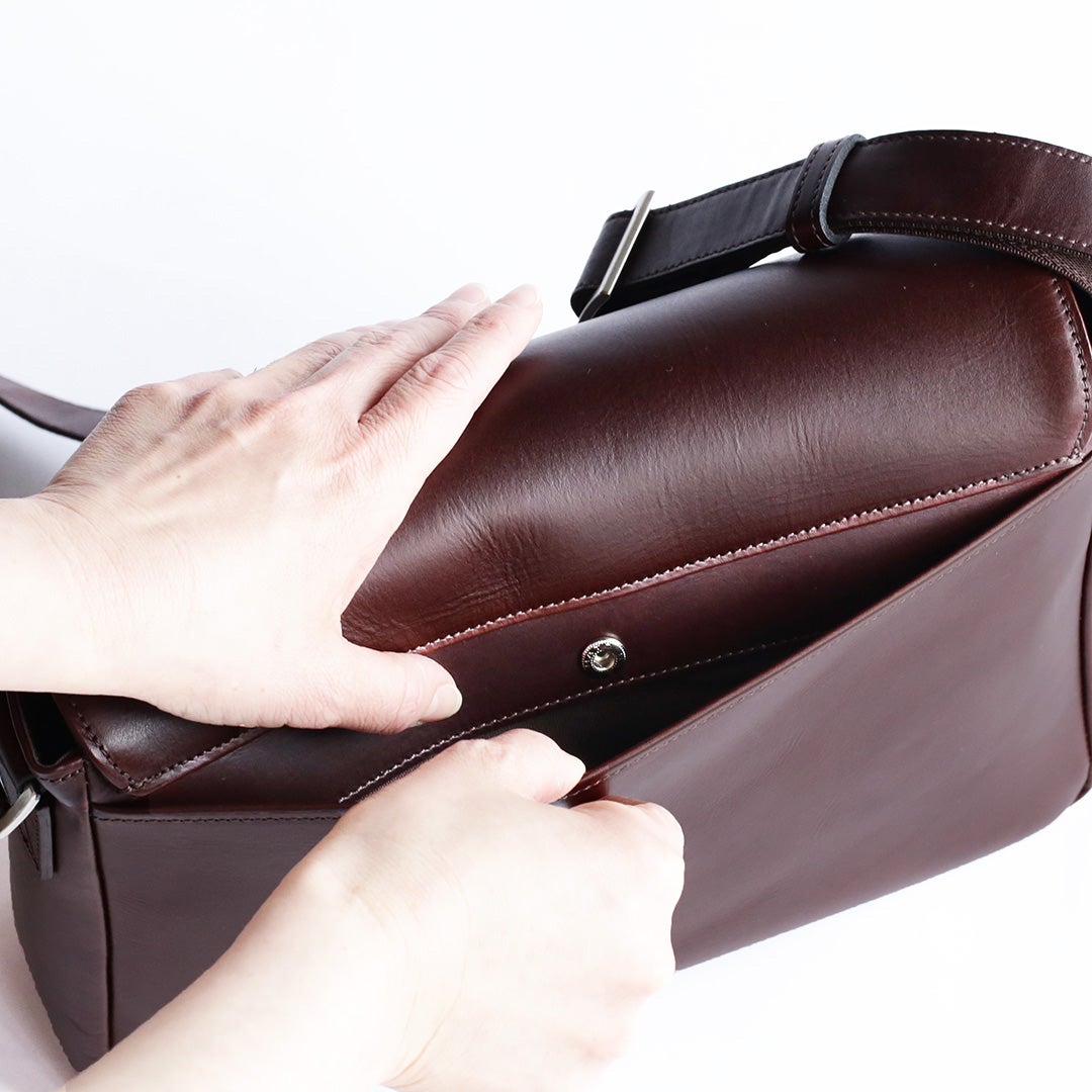 NENKE（ネンケ）フラップショルダーバッグ ダークブラウン 背面のポケット