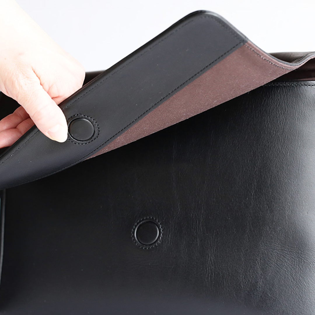 NENKE（ネンケ）フラップショルダーバッグ ブラック フラップのマグネットホック