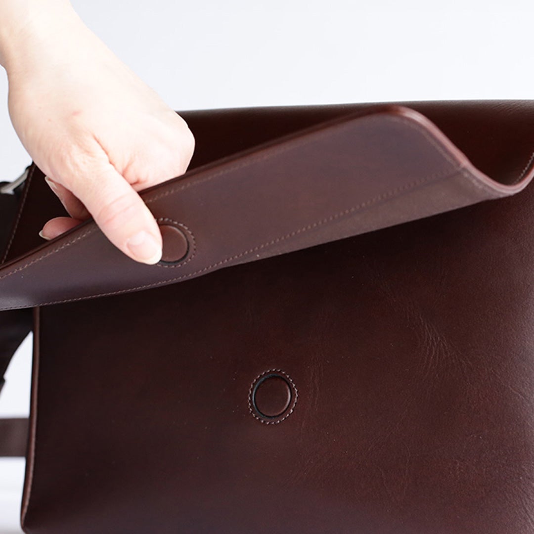 NENKE（ネンケ）フラップショルダーバッグ ダークブラウン フラップのマグネットホック