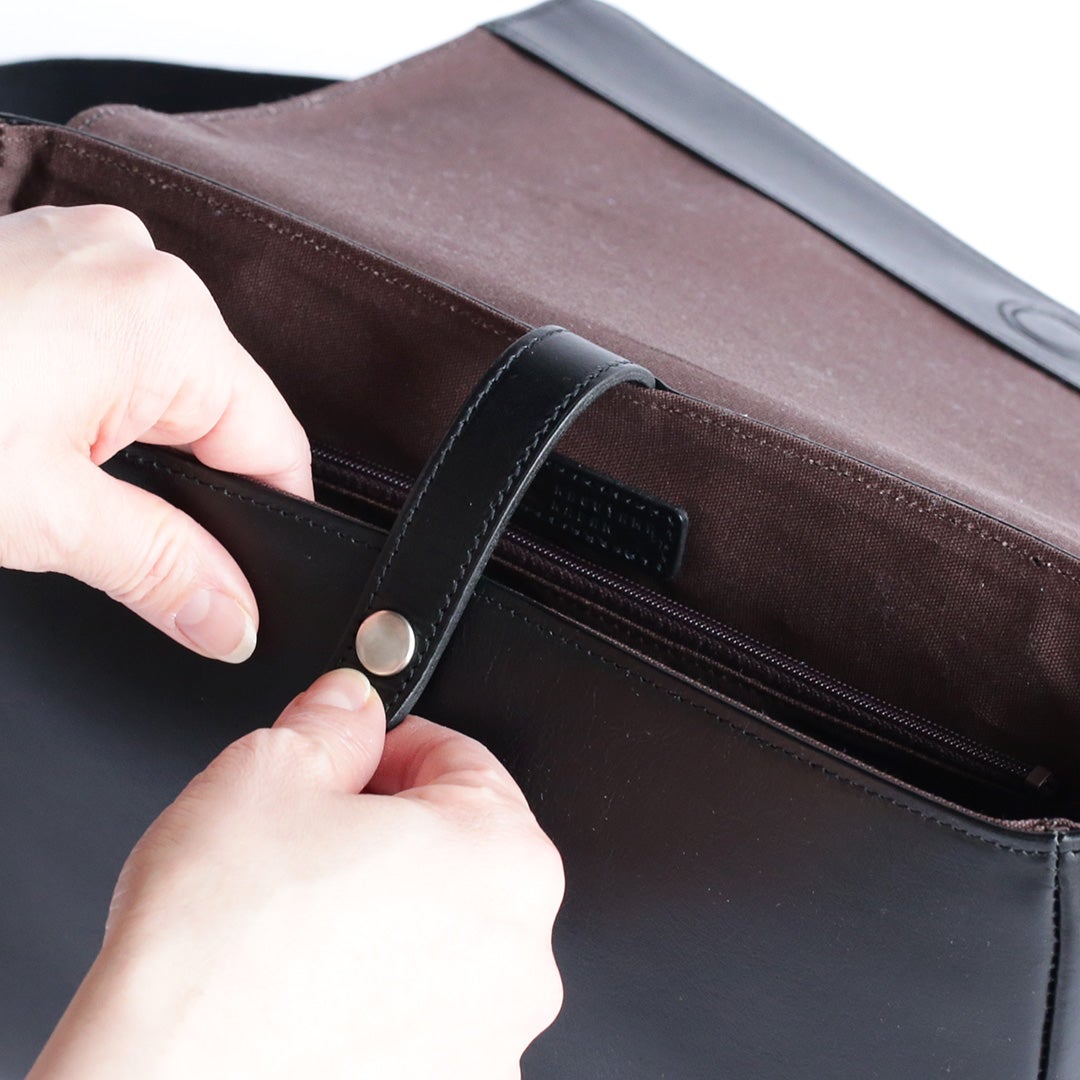 NENKE（ネンケ）フラップショルダーバッグ ブラック メイン収納のホックボタン