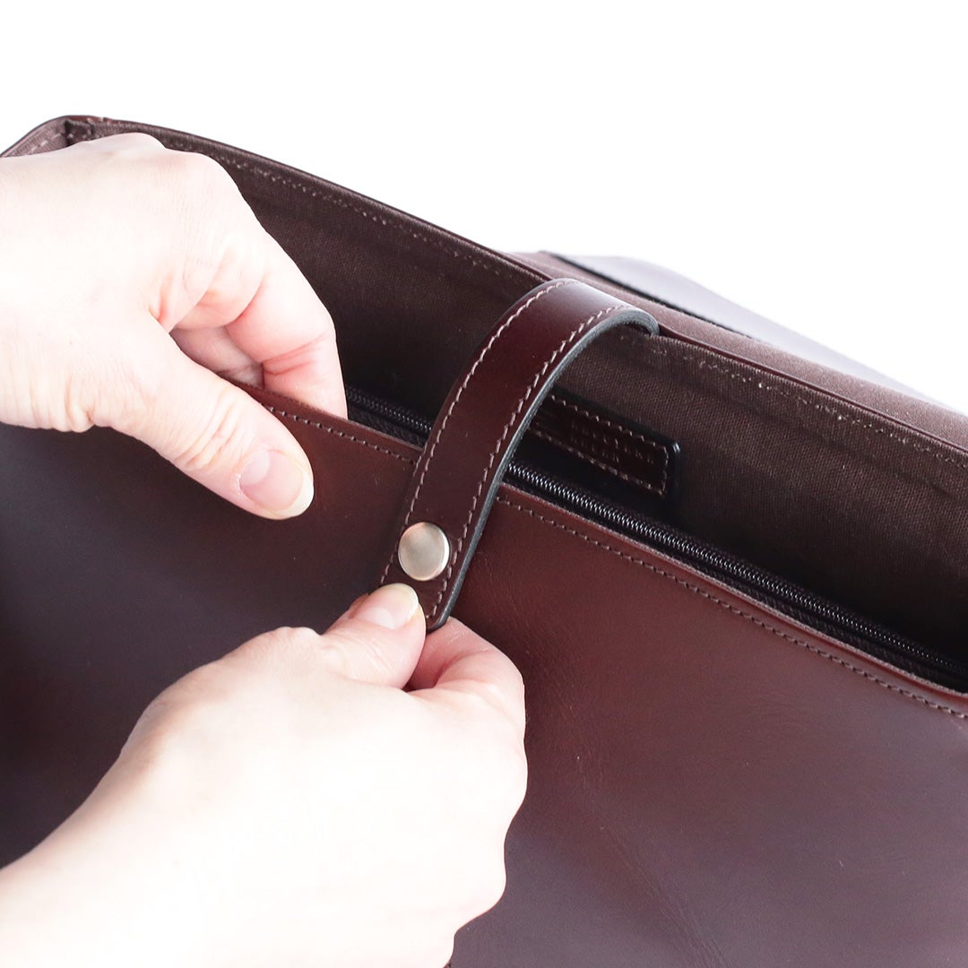 NENKE（ネンケ）フラップショルダーバッグ ダークブラウン メイン収納のホックボタン