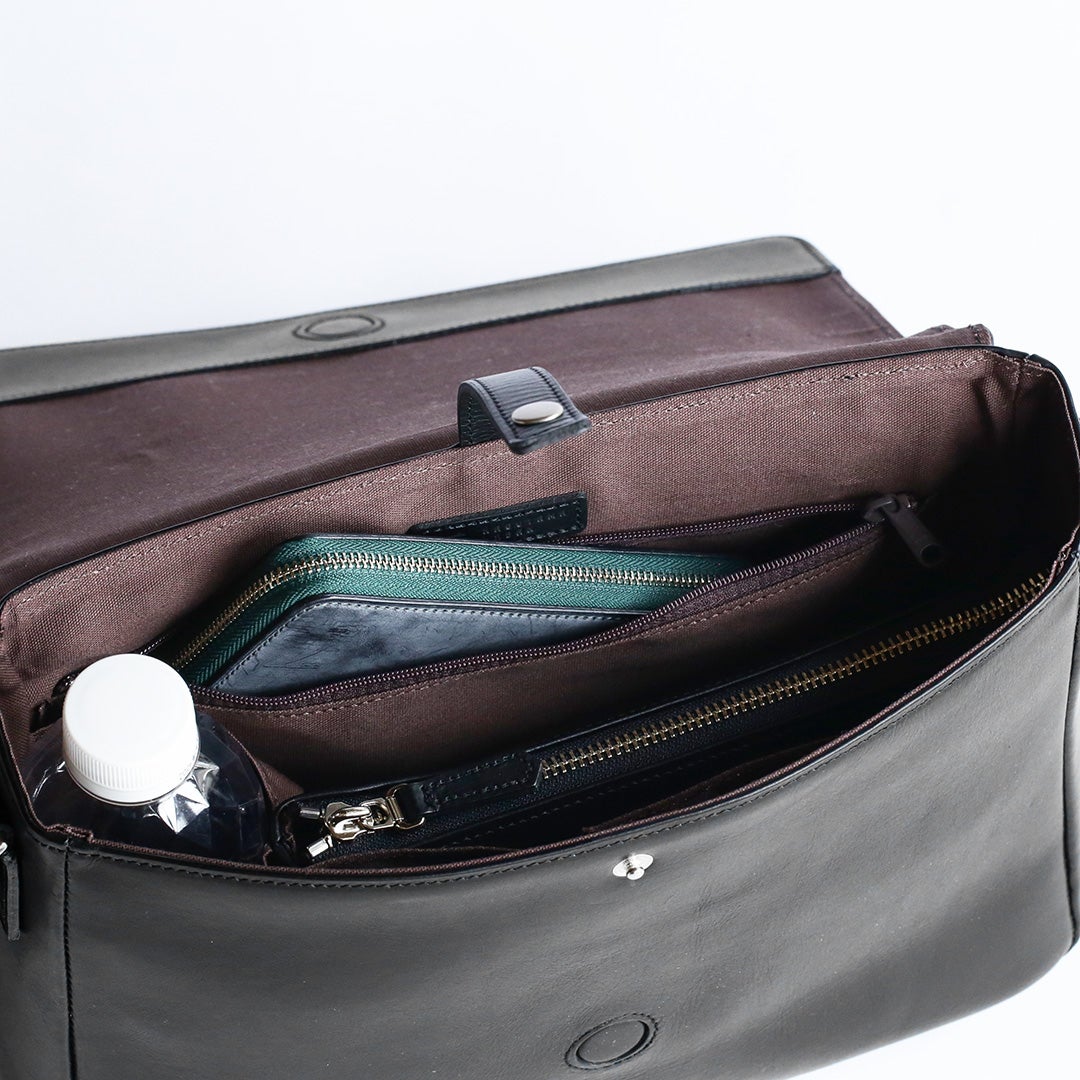 NENKE（ネンケ）フラップショルダーバッグ ブラック メイン収納に荷物を収納