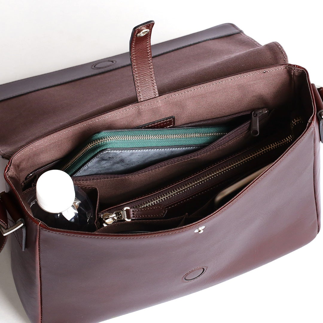 NENKE（ネンケ）フラップショルダーバッグ ダークブラウン メイン収納に荷物を収納