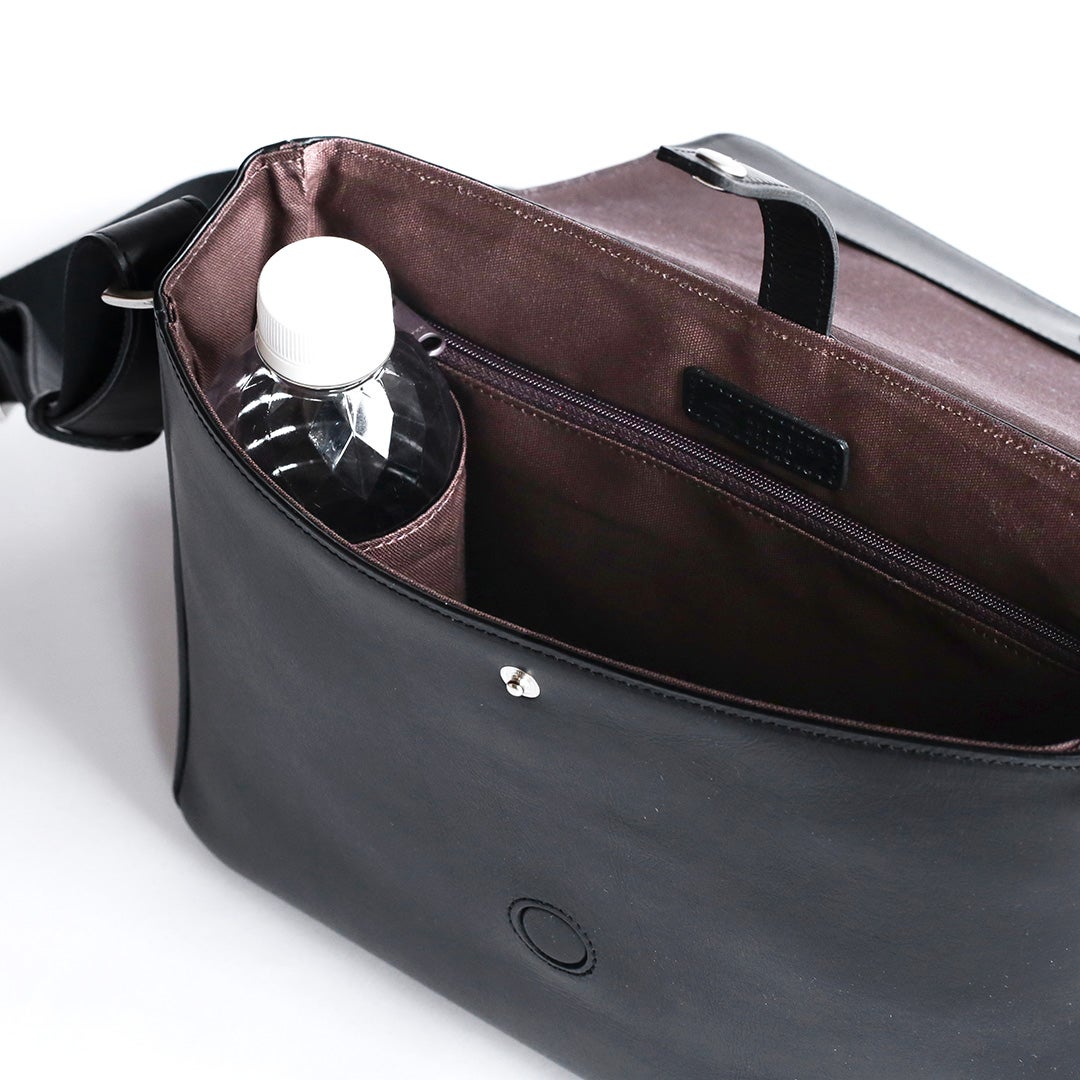 NENKE（ネンケ）フラップショルダーバッグ ブラック 内装のサイドポケット