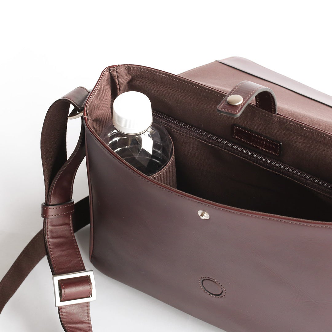 NENKE（ネンケ）フラップショルダーバッグ ダークブラウン 内装のサイドポケット