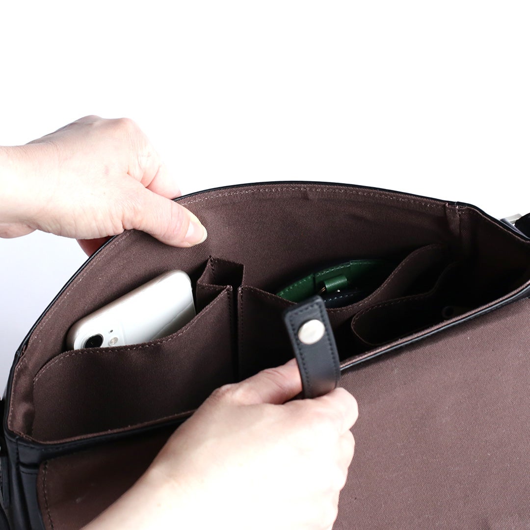 NENKE（ネンケ）フラップショルダーバッグ ブラック 内装の正面側のオープンポケット