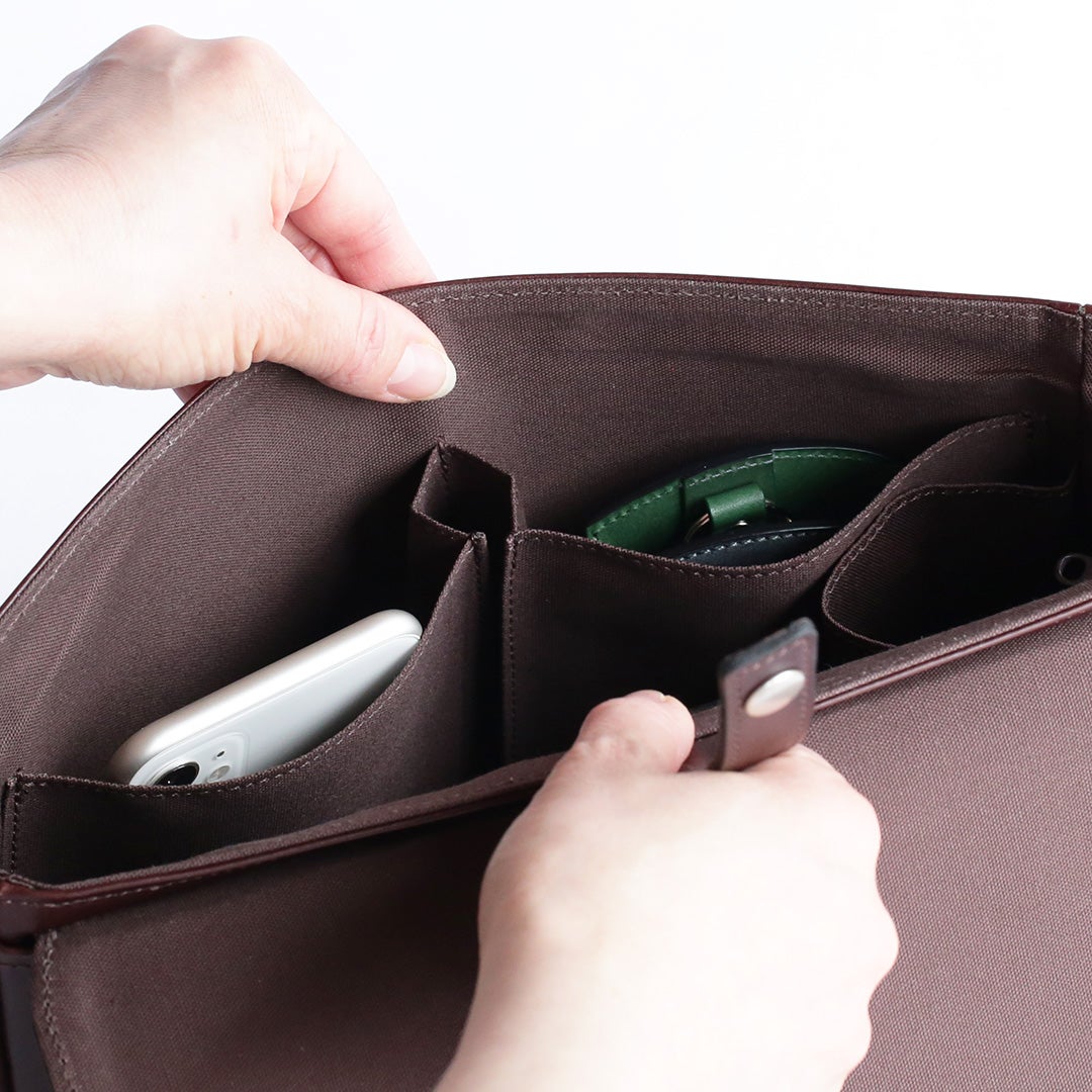 NENKE（ネンケ）フラップショルダーバッグ ダークブラウン 内装の正面側のオープンポケット