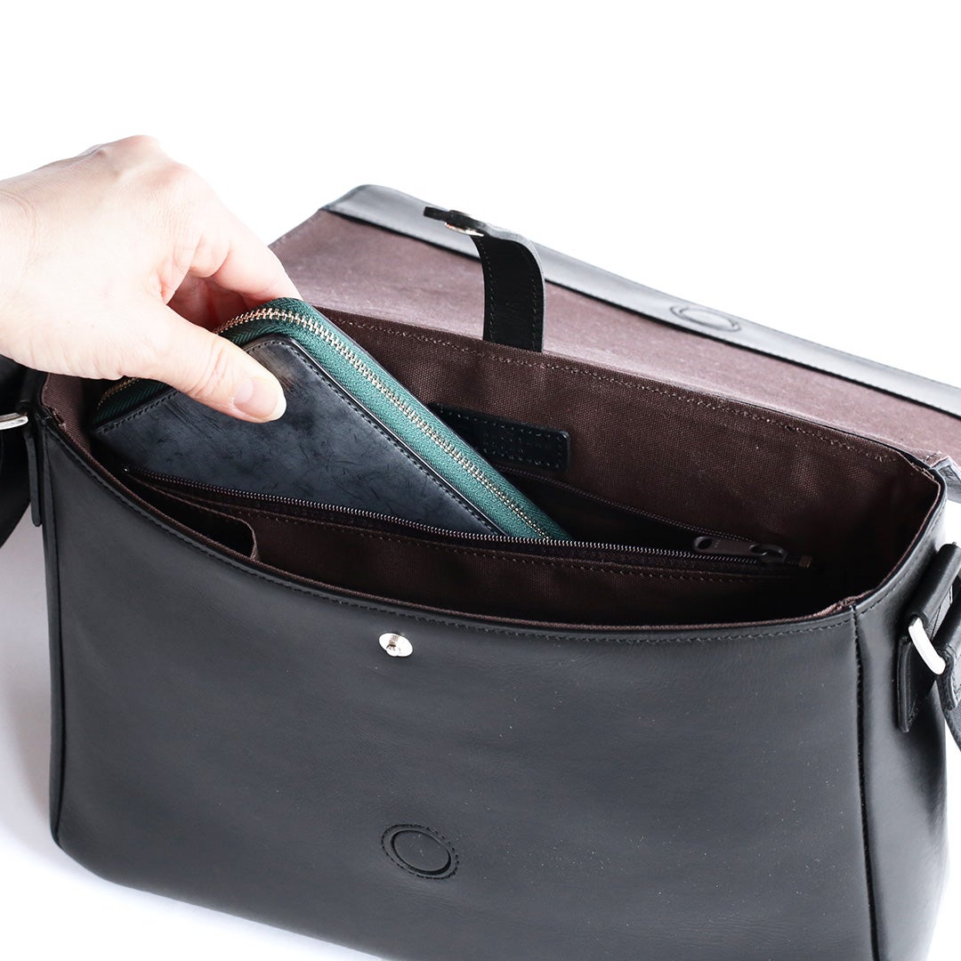 NENKE（ネンケ）フラップショルダーバッグ ブラック 内装の背面側のファスナーポケット