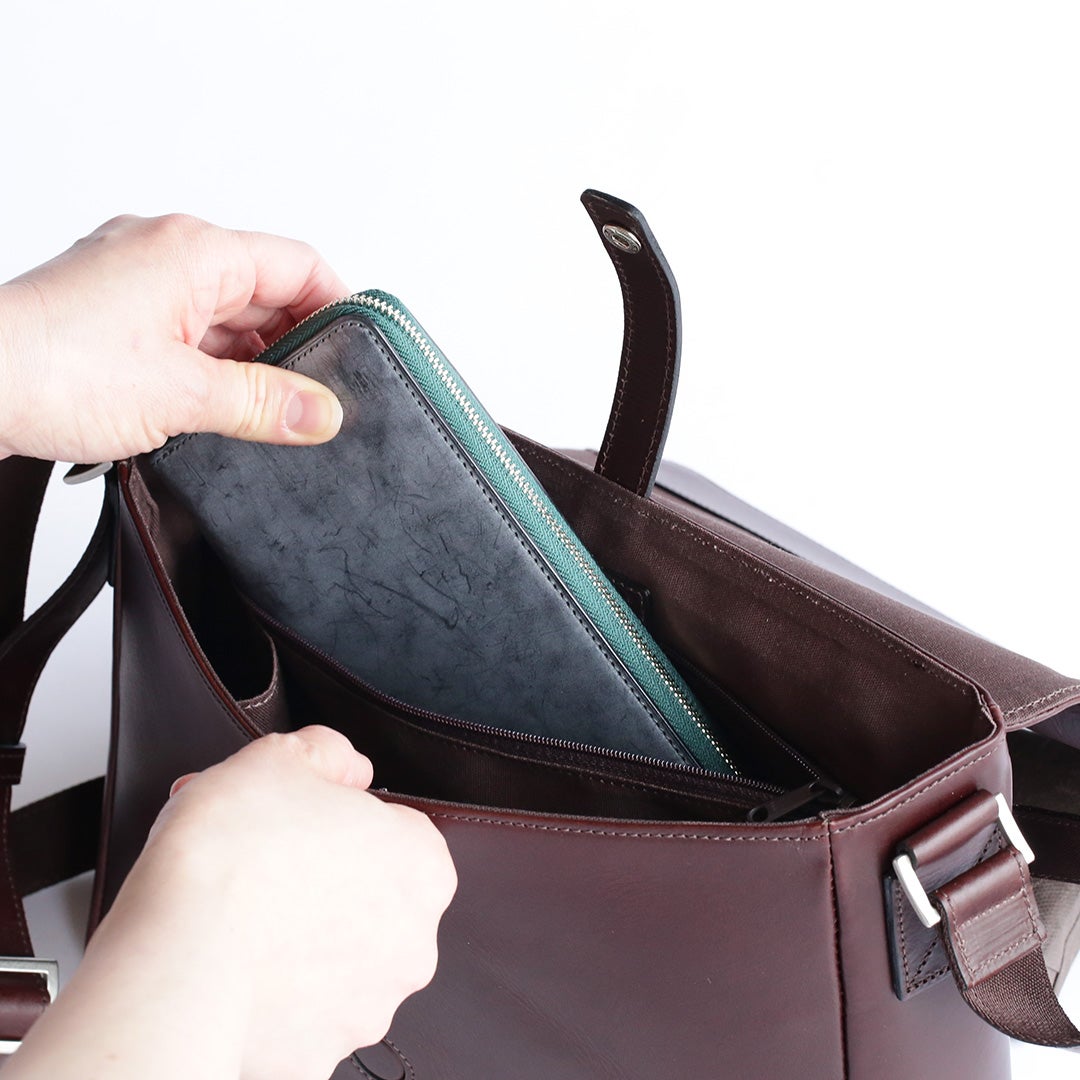 NENKE（ネンケ）フラップショルダーバッグ ダークブラウン 内装の背面側のファスナーポケット