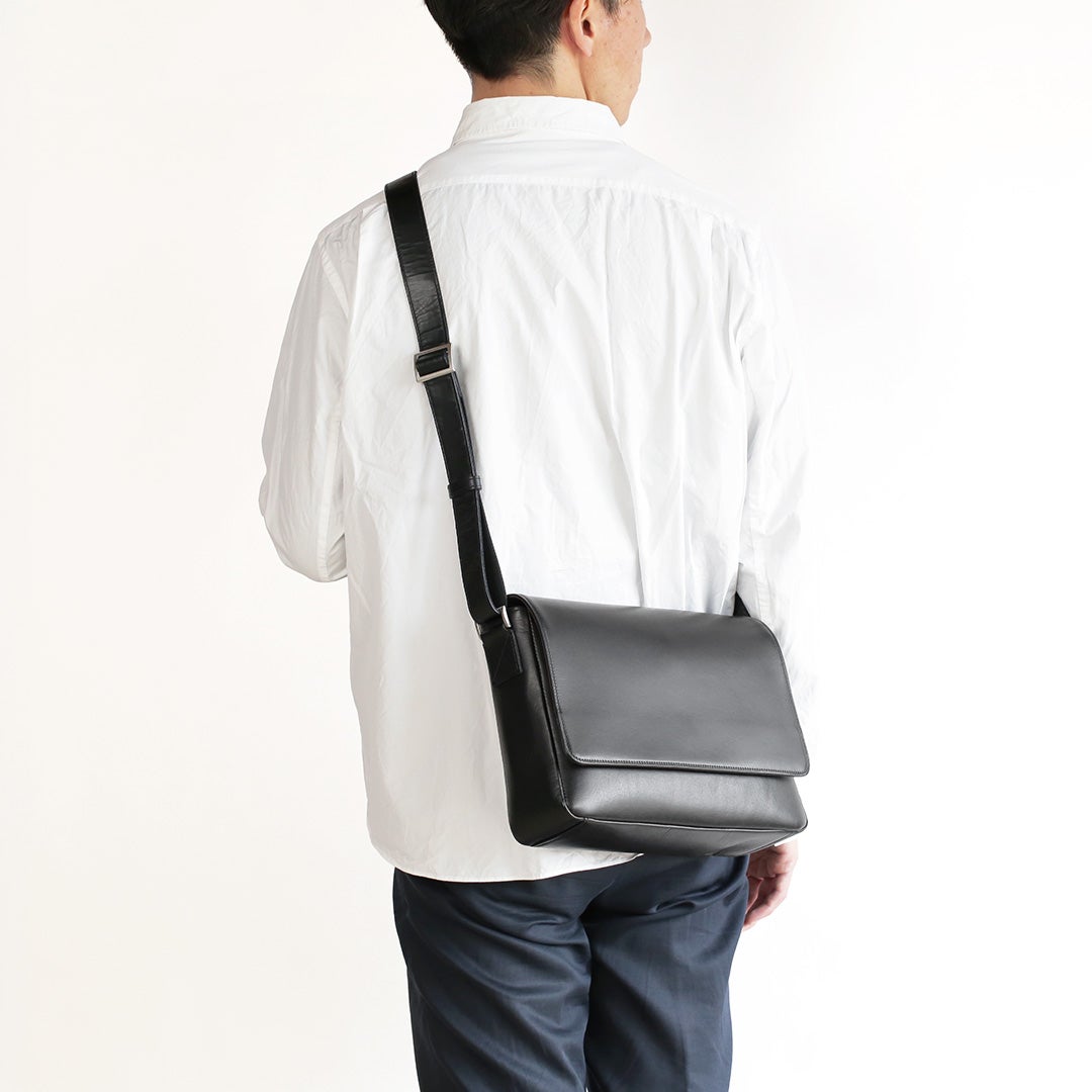 NENKE（ネンケ）フラップショルダーバッグ ブラック 男性モデル着用
