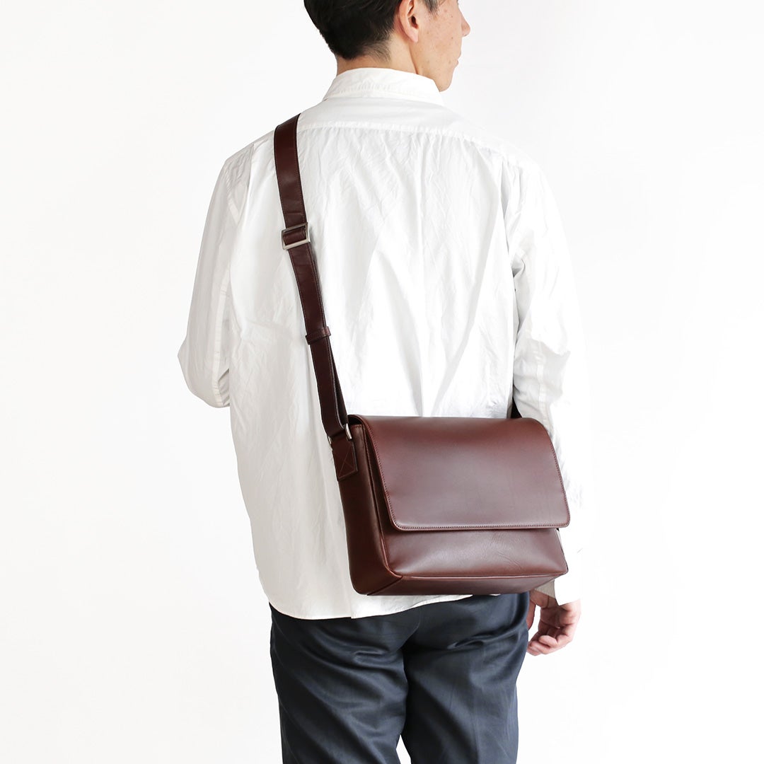 NENKE（ネンケ）フラップショルダーバッグ ダークブラウン 男性モデル着用