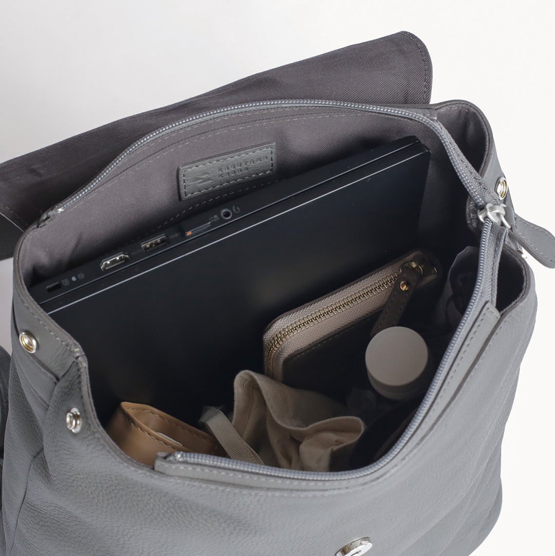 Elma（エルマ）A4リュック グレー メイン収納に荷物を入れる