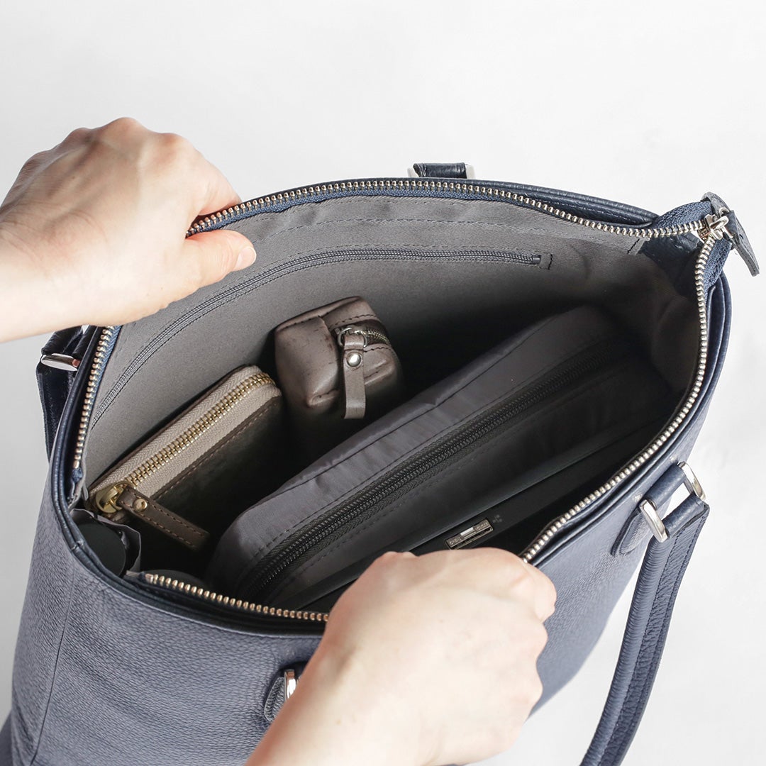 Linea（リネア）シュリンクレザートート　ミッドナイトブルー 荷物を収納